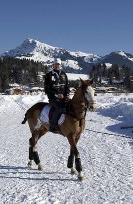 Schauspieler Kai Wiesinger (GER) auf einem Pferd anlässlich des - Baldessarini Snow Arena Polo World Cup - in Kitzbühel