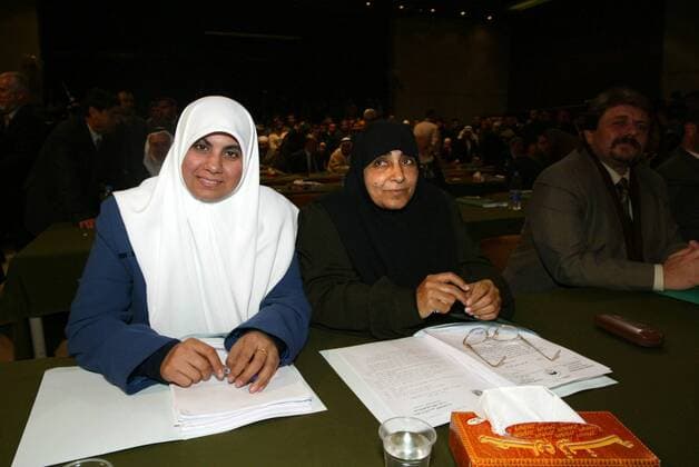 Hoda Naaim (li.) und Dschamila al-Shanti (2.v.li., beide PLE Hamas) im palästinensischen Parlament in Gaza City  gaz2006021805