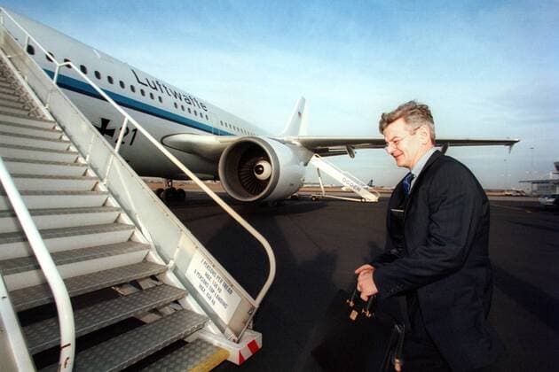 Bundesaußenminister Joschka Fischer (GER Bündnis 90 Die Grünen) auf dem Weg in ein Passagierflugzeug der Flugbereitschaft des Bundesministeriums für Verteidigung - Köln