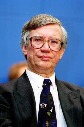 Prof. Dr. Jürgen Kromphardt (GER Sachverständigenrat zur Begutachtung der gesamten wirtschaftlichen Entwicklung) während der Pressekonferenz zum Jahresgutachten 1999 2000