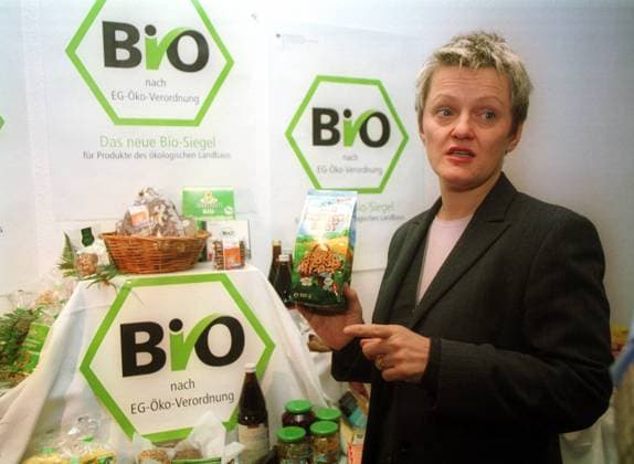 Renate Künast (GER Bündnis 90 Die Grünen Bundesministerin für Verbraucherschutz, Ernähung und Landwirtschaft) präsentiert Produkte mit Bio-Siegel nach EG-Öko-Verordnung