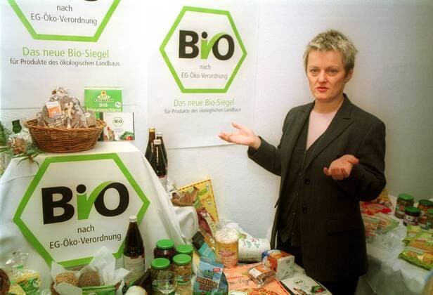 Renate Künast (GER Bündnis 90 Die Grünen Bundesministerin für Verbraucherschutz, Ernähung und Landwirtschaft) präsentiert Produkte mit Bio-Siegel nach EG-Öko-Verordnung