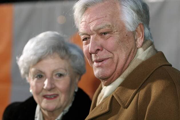 Sänger Dr. Theo Adam (GER) mit seiner Mutter anlässlich der Premiere des ZDF-Fernsehfilms DRESDEN in Dresden