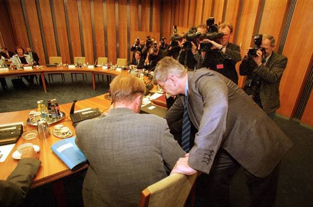 Jürgen Trittin (li., GER Die Grünen Bundesumweltminister) und Joschka Fischer (GER Die Grünen Bundesaußenminister) während einer Kabinettssitzung in Berlin