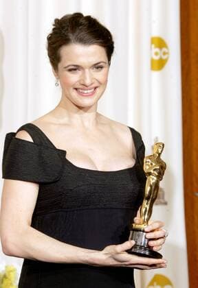 OSCARS: Beste Nebendarstellerin, Preisträgerinnen 2001-2010 Oscar-Preisträgerin Rachel Weisz (GBR Schauspielerin) mit ihrer Trophäe anlässlich der 78. Annual Academy Awards in der Kategorie Beste Nebendarstellerin für - The Constant Gardener - in Hollywood -  - lap20060305220