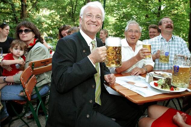 Edmund Stoiber (GER CSU Ministerpräsident Bayern) bürgernah anlässlich eines Besuchs des Augustiner Biergartens in München