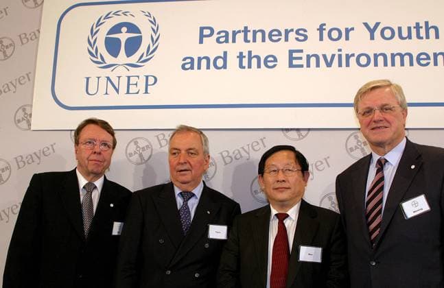 V.l.n.r.: Dr. Udo Oels (GER Vorstandsmitglied Bayer AG), Prof.Dr. Klaus Töpfer (GER CDU Leiter United Nations Environment Programme UNEP), Prof.Dr. Gang Wan (CHN Präsident Tongji Universität) und Dr. Werner Wenning (GER Vorstandsvorsitzender Bayer AG) anlässlich einer Pressekonferenz zur Zusammenarbeit der Bayer AG, UNEP und der Tongji Universität, Leverkusen