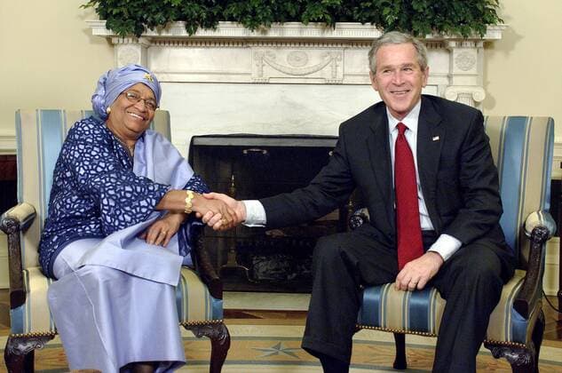 Präsident George W. Bush (USA) und Ellen Johnson-Sirleaf (LBR Staatspräsidentin Liberia) anlässlich eines Treffens in Washington -  (wap20060321502)