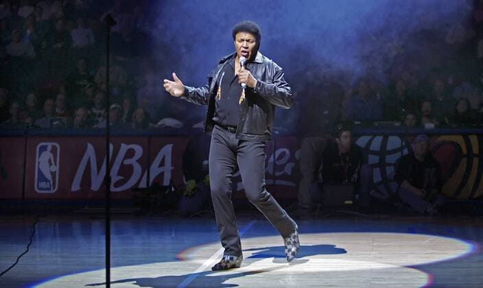 Sänger Chubby Checker (USA) während eines Auftritts anlässlich eines Basketballspiels in Denver - (den2006032222)
