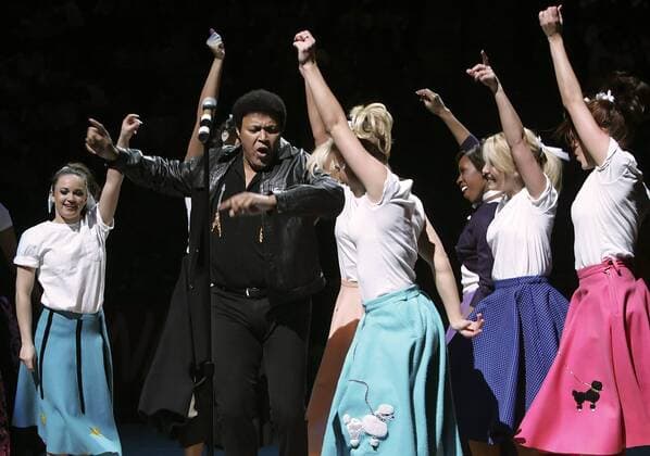 Sänger Chubby Checker (USA) mit Tänzerinnen während eines Auftritts anlässlich eines Basketballspiels in Denver - (den2006032223)