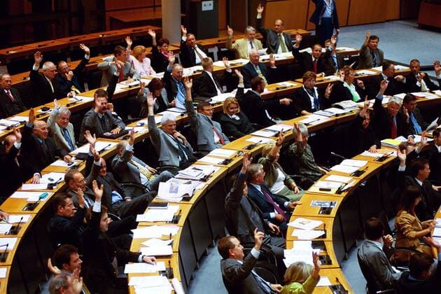 Mitglieder des Abgeordnetenhauses bei der Abstimmung über das Misstrauensvotum gegen Eberhard Diepgen - Berlin