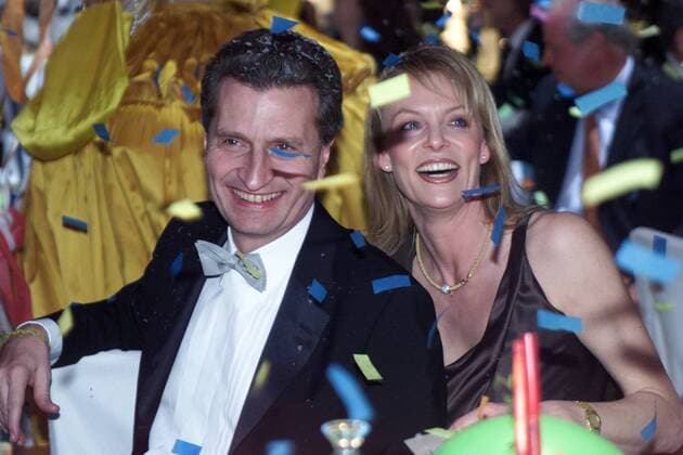 Günther Oettinger (GER CDU Ministerpräsident Baden-Württemberg) und seine Ehefrau Inken Oettinger (GER Schirmherrin) im Konfettiregen während der - Sportler für Kinder Gala - im Silver Star Dome im Europa Park Rust