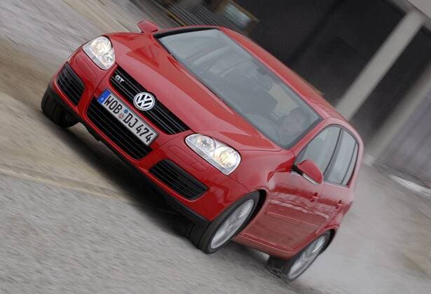 VW Golf GT TSI mit 170 PS während der Fahrt