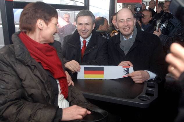 Klaus Wowereit (Mitte, GER SPD Regierender Bürgermeister Berlin), Wolfgang Tiefensee (re., GER SPD Bundesverkehrsminister) und Ingeborg Junge-Reyer (GER SPD Senatorin für Stadtentwicklung) sitzen nach der Einweihung des Tiergartentunnels im Bus und warten auf die erste Durchfahrt in Berlin