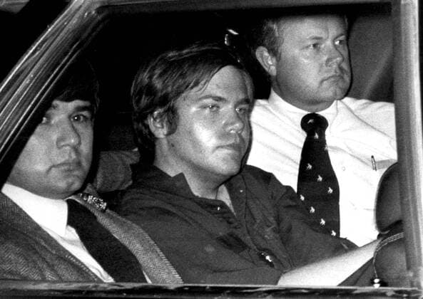 Attentäter John Hinckley Jr. (Mitte, USA) zwischen zwei Agenten im Wagen während des Transports vom Gericht anlässlich seines Prozesses in Washington D.C. wegen des Attentates auf U.S. Präsident Ronald Reagan  wap86032902