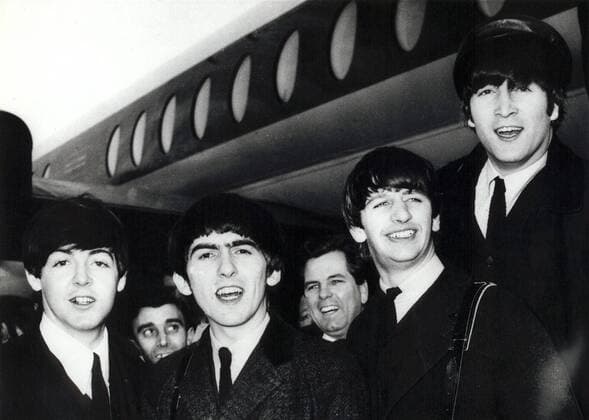 The Beatles - v.l.n.r. Sänger Paul McCartney, Gitarrist George Harrison, Schlagzeuger Ringo Starr und Sänger John Lennon (alle GBR) bei ihrer Ankunft in New York  wax2000120801