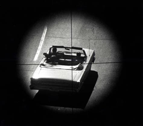 IMAGO History, Ermordung von US-Präsident John F. Kennedy in Dallas, 1963 Nachstellung des Attentates auf Präsident John F. Kennedy (USA) in Dallas - Sicht durch das Zielrohr des Gewehres auf den Wagen John F. Kennedys  dap63120401