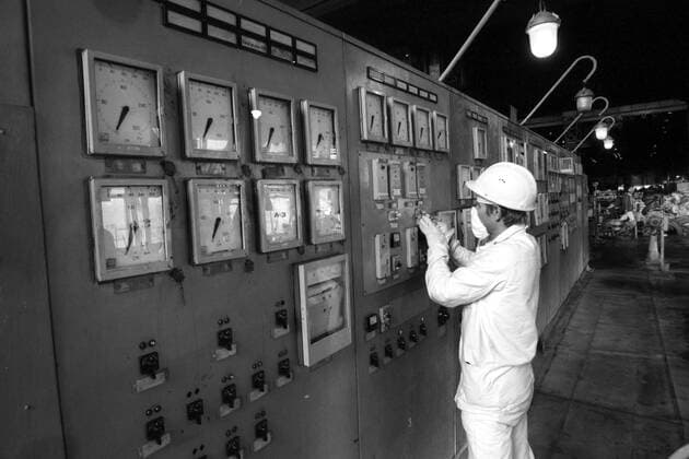 Techniker bei Reparaturarbeiten in der zerstörten Turbinenhalle des Atomkraftwerks Tschernobyl