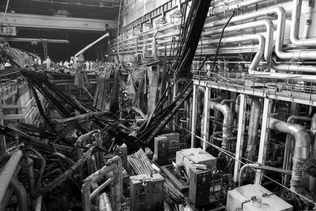 Zerstörte Turbinenhalle des Atomkraftwerks Tschernobyl nach einem Brand