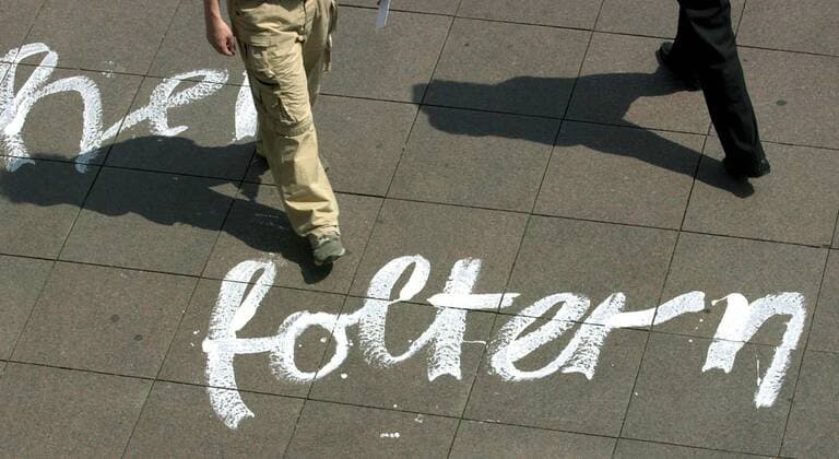 Passanten überqueren den von Künstler Günther Uecker unter dem Motto - Stück für Weimar - bemalten Theaterplatz in Weimar