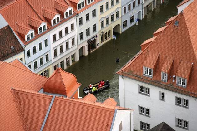 Elbhochwasser auf dem Theaterplatz in der Innenstadt von Meißen