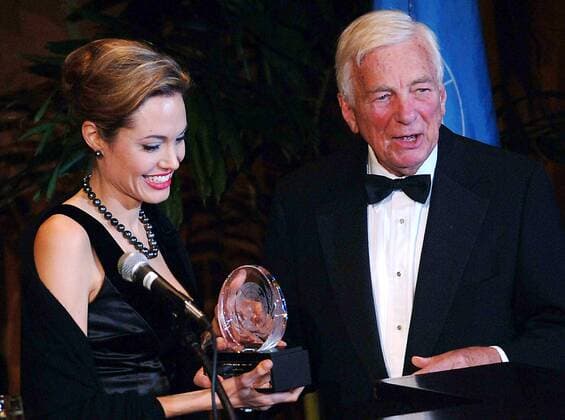 Schauspielerin Angelina Jolie (USA) erhält den - Global Humanitarian Award der United Nations Association - von William Luers (USA Präsident United Nations Association USA) anlässlich des United Nations Association USA Award in New York -  - nyp2005101125