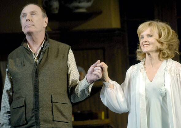 Schauspieler Paxton Whitehead (li., GBR) und Schauspielerin Deborah Rush (USA) verneigen sich anlässlich des Theaterstücks - Absurd Person Singular - in New York City  nyp2005101809
