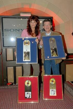 Sängerin Andrea Berg und ihr Produzent Eugen Römer (beide GER) mit Platin-Schallplatten anlässlich ihrer Auszeichnung in München