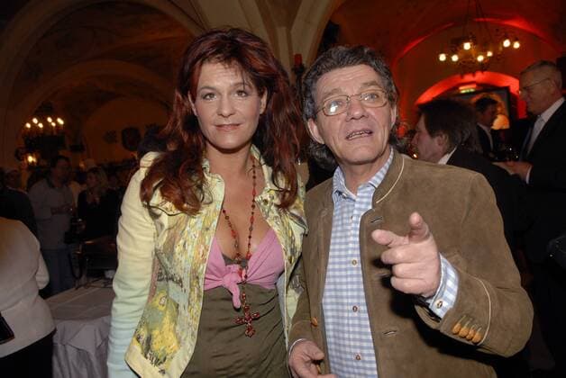 Sängerin Andrea Berg und ihr Produzent Eugen Römer (beide GER) anlässlich ihrer Auszeichnung mit mehreren Platin- und Goldschallplatten in München