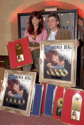 Sängerin Andrea Berg und ihr Produzent Eugen Römer (beide GER) umgeben von Platin- und Goldschallplatten anlässlich ihrer Auszeichnung in München