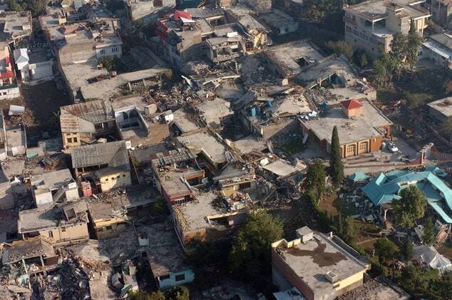 Wohnhäuser von Muzafarabad nach einem Erdbeben in der Region Kaschmir - Pakistan -  wax2005101421