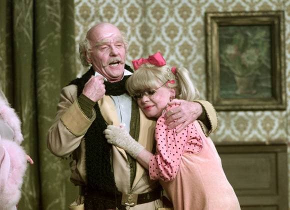 Schauspieler Wichart von Roell als Opa Klimbim und Ingrid Steeger als Gaby (beide GER) während einer Aufführung von - Die Klimbim Familie lebt - in Offenburg