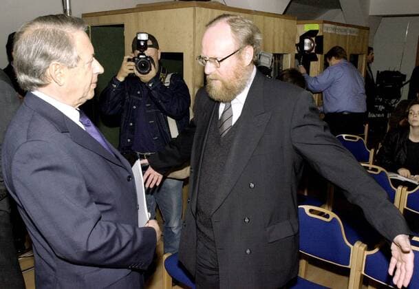 Paul Spiegel (li., GER Präsident des Zentralrats der Juden in Deutschland) im Gespräch mit Wolfgang Thierse (GER SPD Bundestagspräsident) während der Tagung - Die Zukunft der Erinnerung - in der Gedenkstätte Buchenwald