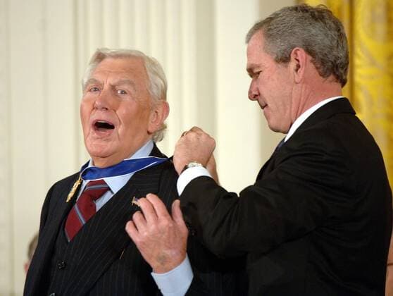 Schauspieler Andy Griffith (li., USA) erhält die - Presidental Medal of Freedom - von Präsident George W. Bush (USA) in Washington D.C. -  (wap2005110906)