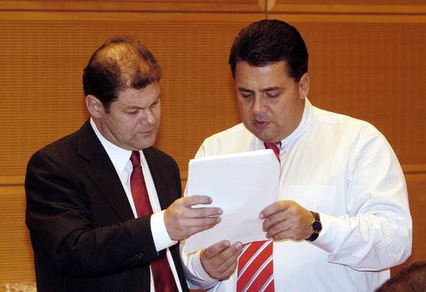 Olaf Scholz (li., GER Generalsekretär der SPD) und Sigmar Gabriel (GER SPD Ministerpräsident von Niedersachsen) vor Beginn der Präsidiumssitzung der SPD im Willy-Brandt-Haus in Berlin