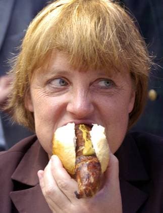 Angela Merkel (GER CDU Bundesvorsitzende) mit Thüringer Rostbratwurst während einer Wahlkampfveranstaltung der CDU in Gera anlässlich der Landtagswahlen in Thüringen