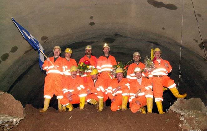 Bauarbeiter feiern den Durchstich des Rennsteigtunnels