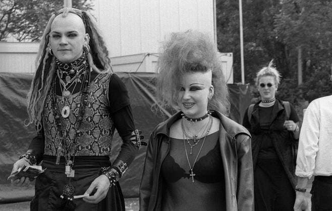 Festivalbesucher mit Dreadlocks und Besucherin mit Irokese während des Wave Gotik Treffens in Leipzig