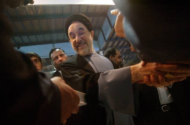 Mohammad Khatami (IRI) schüttelt Hände während der 19. Internationalen Buchmesse in Teheran  irn20060501007