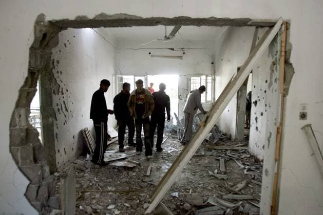 Palästinenser inspizieren den Schaden in einer karitativen religiösen Einrichtung den ein israelischer Raketenangriff verursacht hat - Gazastreifen  (gaz2005122710)