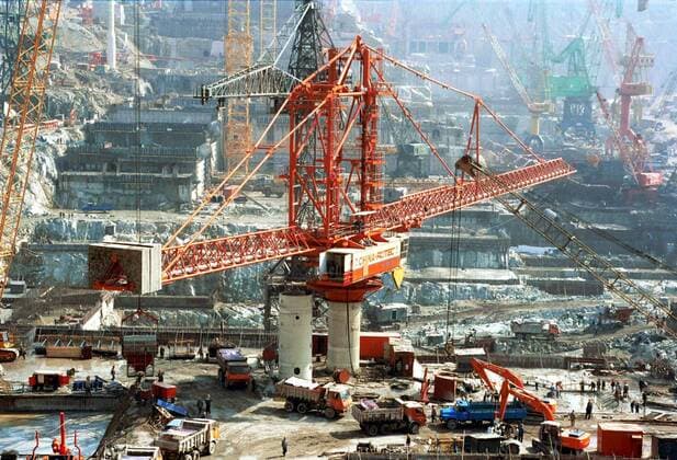 Baukran wird aufgestellt während der zweiten Phase während des Baus des Drei-Schluchten-Damms Nahe Yichang in der Provinz Hubei 