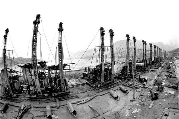 Baumaschinen während der Vorbereitungen für den Bau des Drei-Schluchten-Damms auf der Insel Zhongbao, die dem Staudamm weichen soll, in der Provinz Hubei 