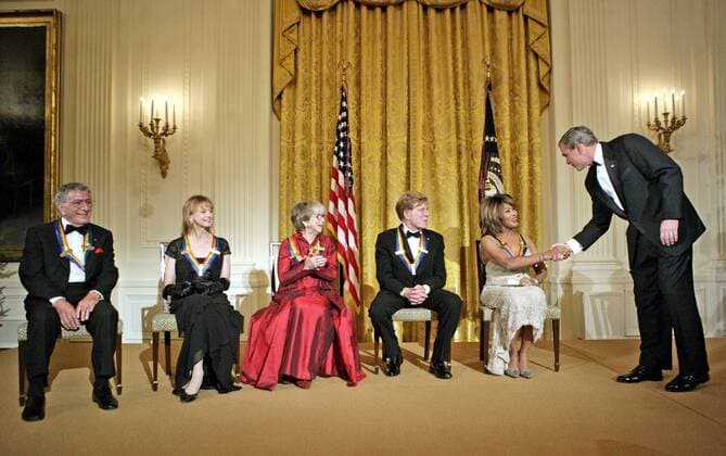 Präsident George W. Bush (USA) gratuliert den mit den Kennedy Center Honors ausgezeichneten Künstlern (v.l.n.r.) Sänger Tony Bennett, Tänzerin Suzanne Farrell, Schauspielerin Julie Harris, Schauspieler Robert Redford und Sängerin Tina Turner (alle USA) in Washington D.C. -  (wax20051204211)