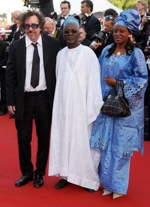 Regisseure Tim Burton (li., USA) und Souleymane Cisse (MLI) mit weiblicher Begleitung anlässlich der Filmpremiere von - Indigenes - während der 59. Internationalen Filmfestspiele von Cannes  (can20060525317)