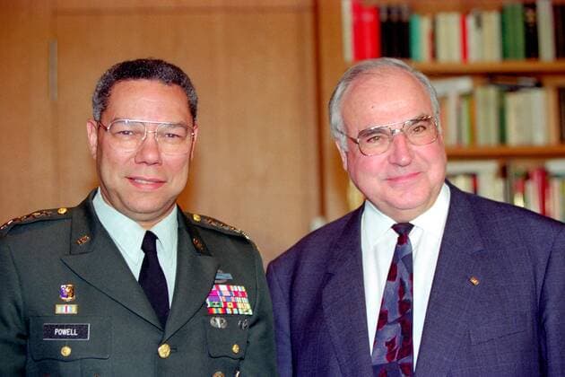 General Colin Powell (li., USA Vorsitzender Generalstab) und Bundeskanzler Helmut Kohl (GER CDU) anlässlich der Ehrung Powells mit dem Bundesverdienstkreuz in Bonn
