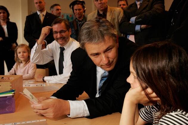 Matthias Platzeck (3.v.re., GER SPD Ministerpräsident Brandenburg) lachend und Klaus Wowereit (2.v.re., GER SPD Regierender Bürgermeister Berlin) im Gespräch mit einer Schülerin während ihres Besuches in der Hunsrück Grundschule in Berlin Kreuzberg