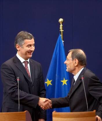 Milo Djukanovic (SCG Premierminister Montenegro) und Javier Solana (re., ESP Generalsekretär des Rates der Europäischen Union) besiegeln die Zustimmung der EU zur Unabhängigkeit Montenegros mit einem Handschlag anlässlich einer Pressekonferenz in Brüssel - 