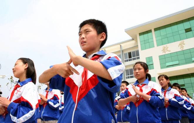 Schüler singen die chinesische Nationalhymne in Zeichensprache anlässlich der Eröffnung einer Taubstummen Schule in Mengcheng 