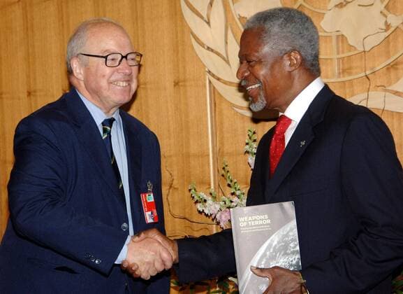 Dr. Hans Blix (li., SWE Chefwaffeninspekteur UN) reicht Kofi Annan (re., GHA UN-Generalsekretär) die Hand nach der Übergabe seines Abschlussberichtes anlässlich des Weltabrüstungsgipfels in New York City -  (nyp2006060102)