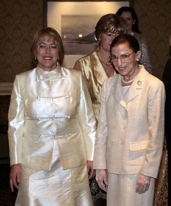 Michelle Bachelet (li., CHI Staatspräsidentin) und Ruth Bader Ginsberg (USA Richterin Oberster Gerichtshof) in Washington D.C. -  (WAPG2006060820)